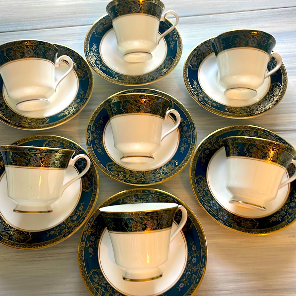 7 Royal Doulton Carlyle Teal and Gold Tea Cups & Saucers